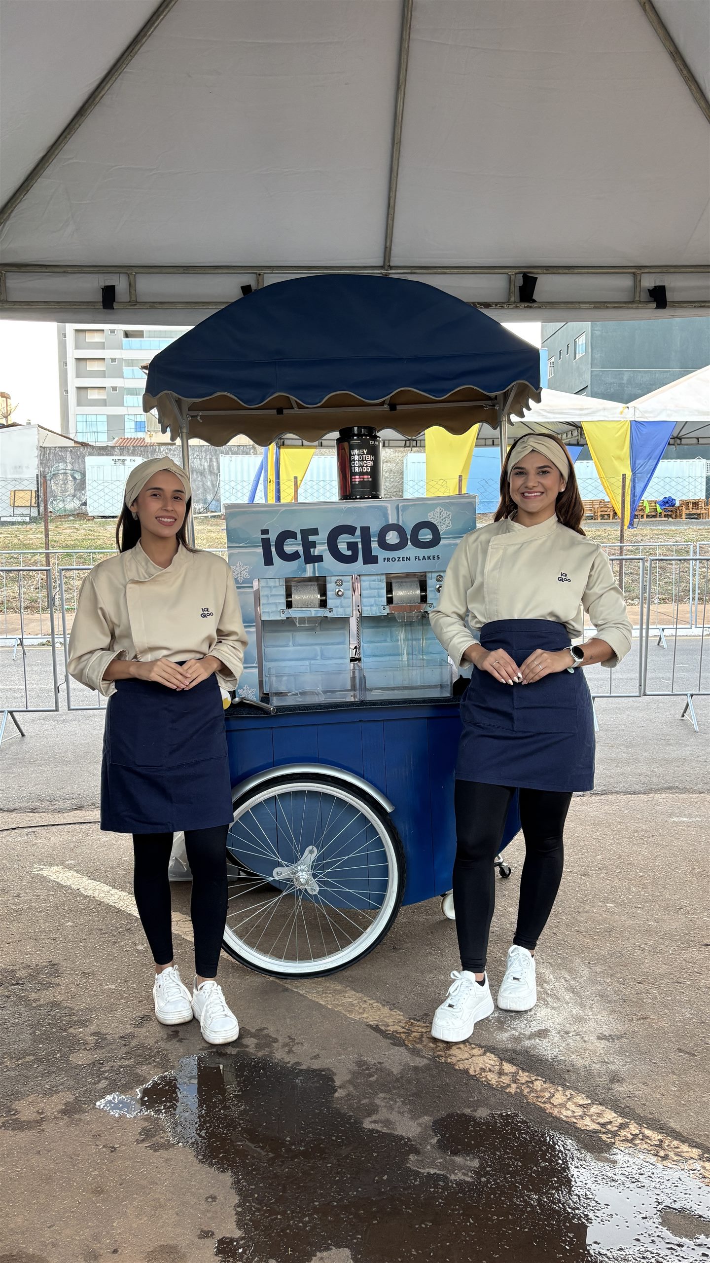 Equipe ao lado da estrutura IceGloo em evento real