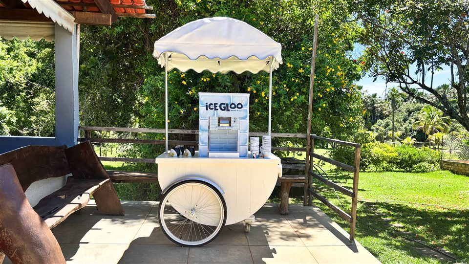 Carrinho IceGloo em espaço arborizado