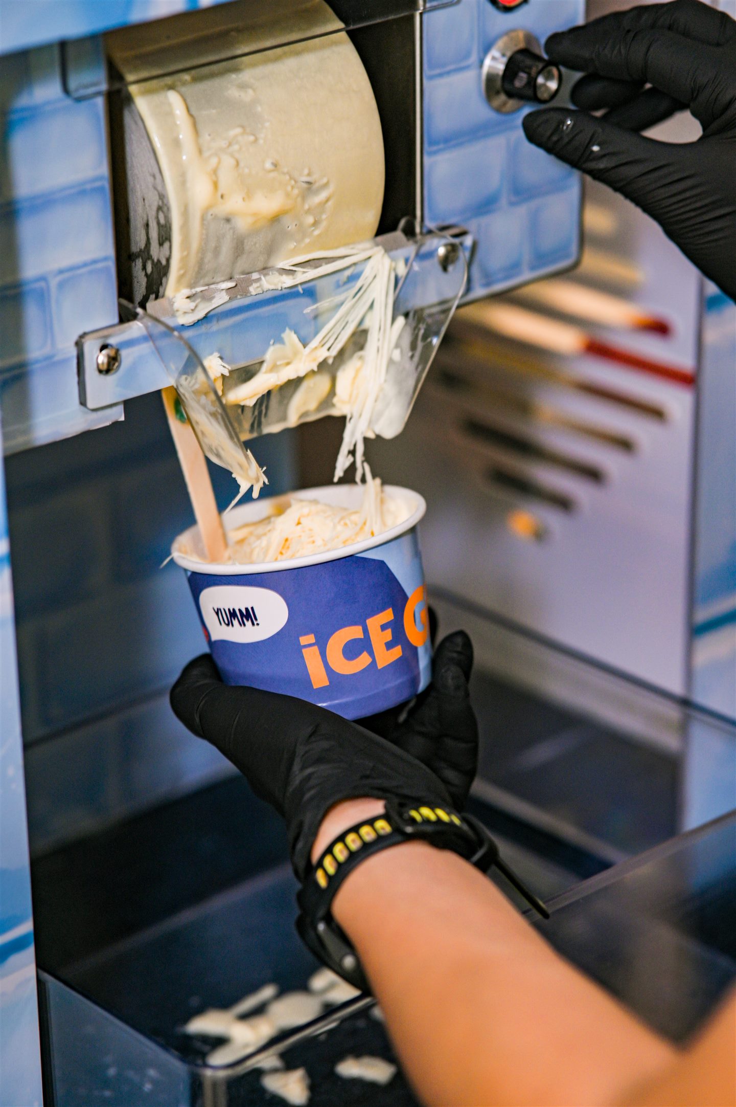 Sorvete em flocos sendo preparado e servido em copo IceGloo